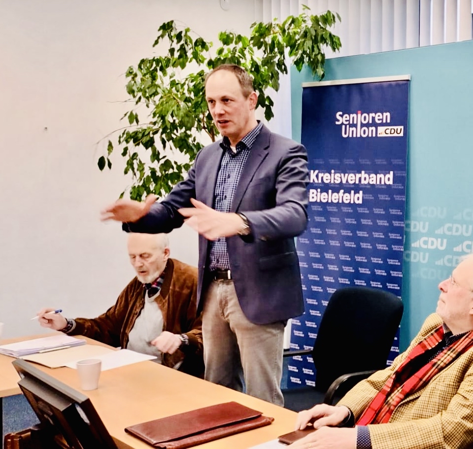 Bernd Henrichsmeier, Landwirt in zehnter Generation, Bezirksbrgermeister in Stieghorst, Vorsitzender der dortigen CDU sowie Mitglied im Rat der Stadt, berichtet den Mitgliedern der Senioren-Union ber den stressigen Spagat zwischen Trecker und Schreibtis